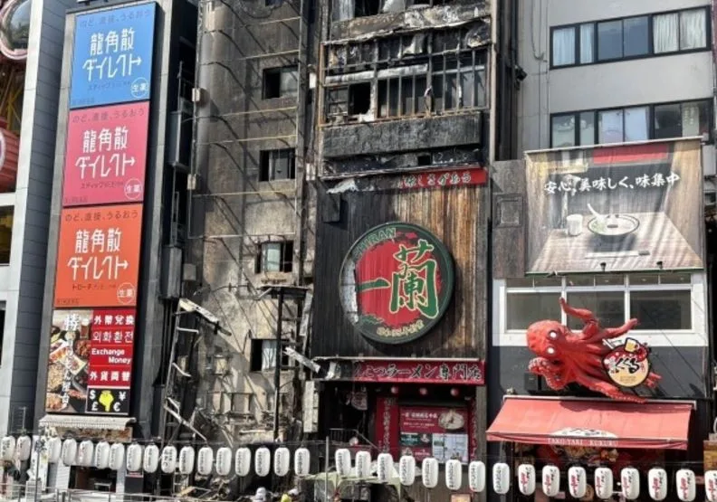 道頓堀今天上午有一棟建築物發生火災，同一排的拉麵店一蘭道頓堀店本館受到波及。取自X@災害火災画像速報ニュース