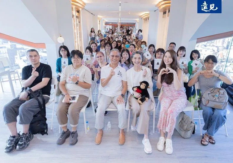 賴佩霞新書《靜心的力量》分享會，基隆市文化觀光局副局長鄭鼎青（左二）、師丈謝志鴻Bob（左三）也出席參與。遠見資料庫。