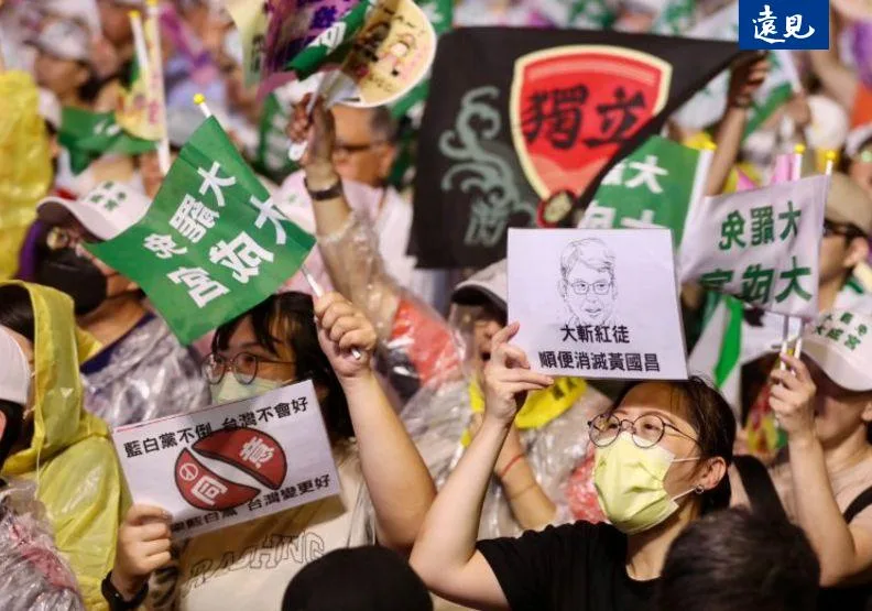 支持罷免陣營在社群媒體與街頭造勢中聲量龐大。張智傑攝