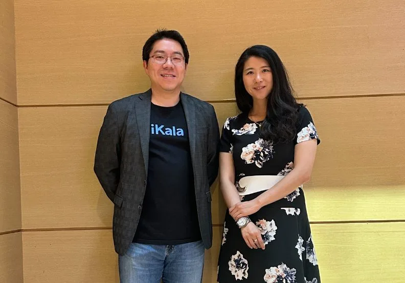 iKala的共同創辦人暨執行長程世嘉（左）、Onsen Global的執行長王覺玅（右）。作者提供