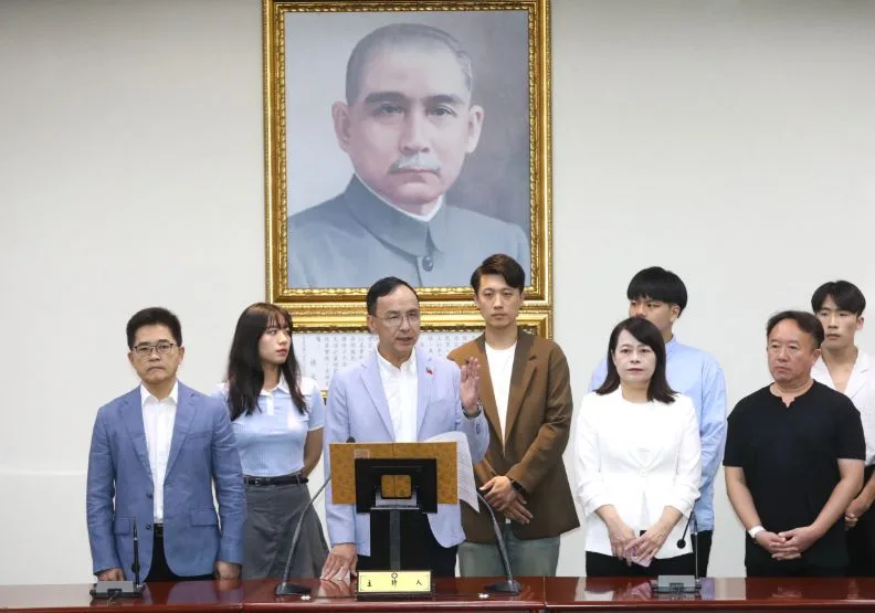 國民黨黨主席朱立倫於傍晚6點半左右召開記者會宣布，提出急需五項改革。張智傑攝