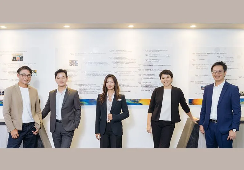 政大EMBA與時俱進為企業領袖精進靈活應變與精準決策的能力（左至右為富悅國際行銷董事長羅文財、吾蜂美味集團董事長吳宣賢、外商投顧公司總經理陳姿卉、前外商風電公司財務總監張藍云、精誠資訊AI+生態圈協奏長陳楷麒）。