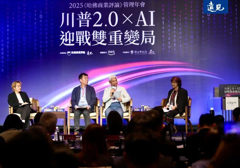 《哈佛商業評論》全球繁體中文版執行長楊瑪利（右1）主持，與談人包括政大商學院學術副院長兼產業博士學位學程主任戚務君（左2）、曾任總統府國策顧問的穩懋半導體董事長陳進財（右2），以及霹靂國際多媒體集團總經理黃亮勛（左1）。張智傑攝