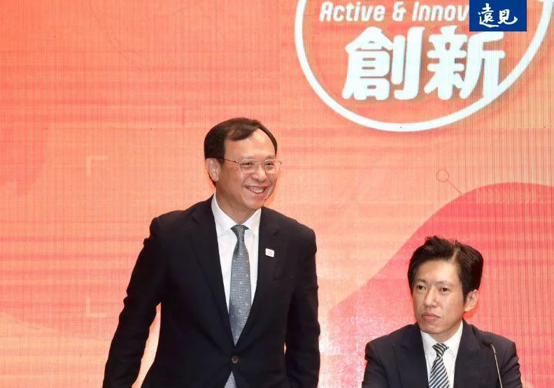新任衛福部長石崇良（左）。張智傑攝