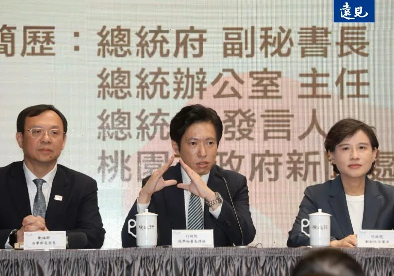 內閣改組名單中，新任行政院秘書長張惇涵（中）成備受矚目的亮點。張智傑攝