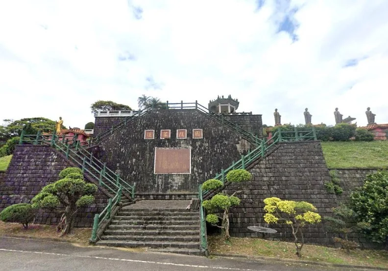 位於新北金山區仰佛大道的「蓬萊陵園」，因積欠票款淪入法拍。 取自google地圖
