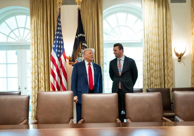 美國右翼行動主義者與評論員柯克（右）。取自Instagram@charliekirk1776