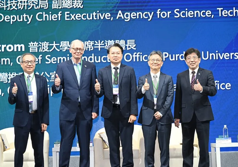 圖左起為晶創臺灣推動辦公室執行長闕志達、普渡大學首席半導體長Mark Lundstrom、新加坡科技研究局副總裁楊育佳、環球晶圓集團營運長薛銀陞、工研院院長劉文雄。工研院提供