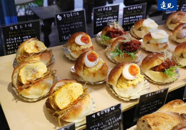巢屋今年主打的「料理麵包」，香腸、蛋沙拉、蔬菜比重都會超過麵包體本身。蘇義傑攝