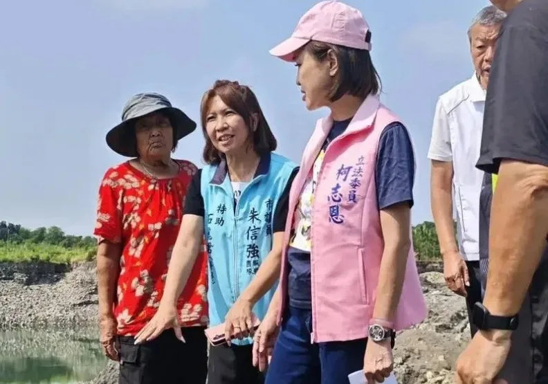 立委柯志恩（右）日前赴美濃大峽谷會勘，被爆出一旁市議員朱信強特助石麗君（左二），是盜採案其中一案地主。取自聯合新聞網