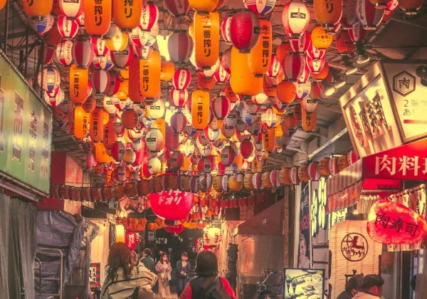 鬼門關夜市9/10地點、停車交通攻略！苗栗苑裡神隱少女市集由來，一晚如何吸10萬人？