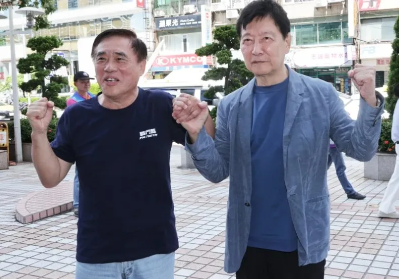 國民黨主席10月18日改選，台北市前市長郝龍斌今天在中廣前董事長趙少康陪同下前往黨中央領表。取自聯合新聞網