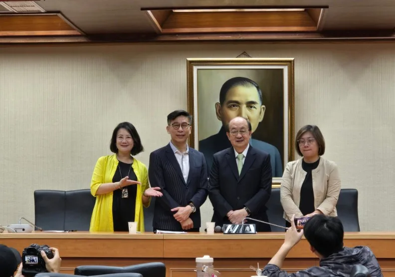 綠營總召柯建銘（左2）、 幹事長鍾佳濱（右2）、書記長陳培瑜（右1）。取自臉書@民進黨立法院黨團