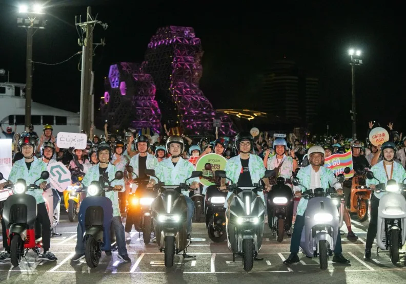 高雄市長陳其邁，驚喜現身Gogoro首度在高雄舉辦的千人夜騎活動。Gogoro提供。