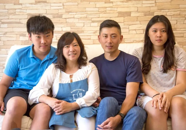 廖千慧（左2）專注於研究無添加料理，不但讓女兒重拾健康，兒子也立志要傳承她的職志。廖千慧提供
