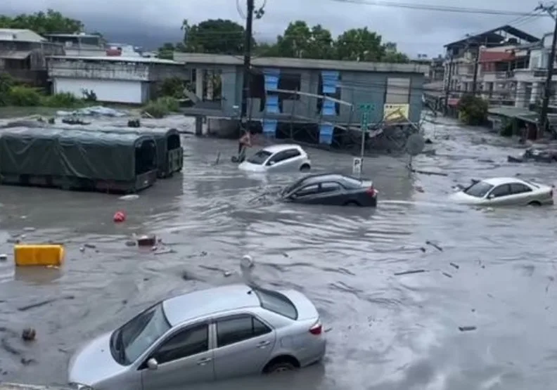 樺加沙颱風外圍環流帶來豪雨讓花蓮馬路成河。民眾提供
