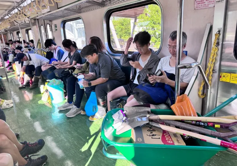 花蓮光復鄉因馬太鞍溪堰塞湖溢流災情嚴重，民間單位發起志工招募。慈濟基金會提供