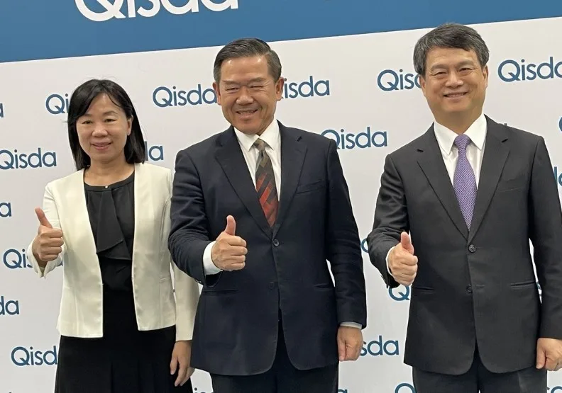 佳世達擬減資18%。左至右為佳世達財務長洪秋金、董事長陳其宏、總經理黃漢州。取自經濟日報