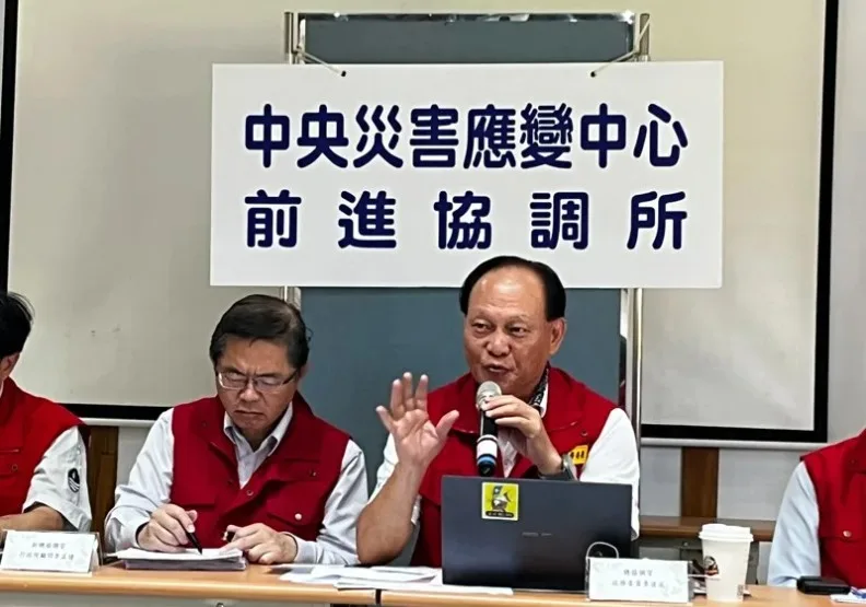 中央前進協調所總協調官季連成（右）昨天表示，軍方將24小時不停歇清淤，並用卡車載送志工、調度至需要救災處。取自聯合新聞網，王思慧攝