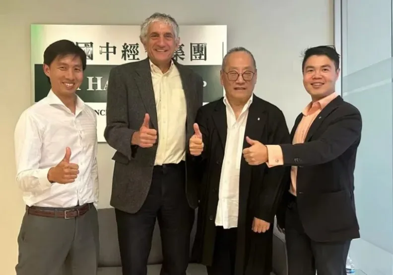 2025年諾貝爾物理學獎得主之一John M. Martinis曾於聚界的Alpha Ring 擔任顧問。圖左到右為 Alan Ho, QLab 共同創辦人、John Martinis, 諾貝爾得獎者