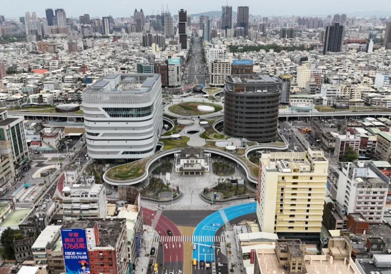 在高雄車站改建工程完成前，高雄市政府早已超前部屬，以高防滑係數的藍、紅雙色骨材標線，為用路人提升車道辨識度及使用安全性。(高雄市政府交通局提供)