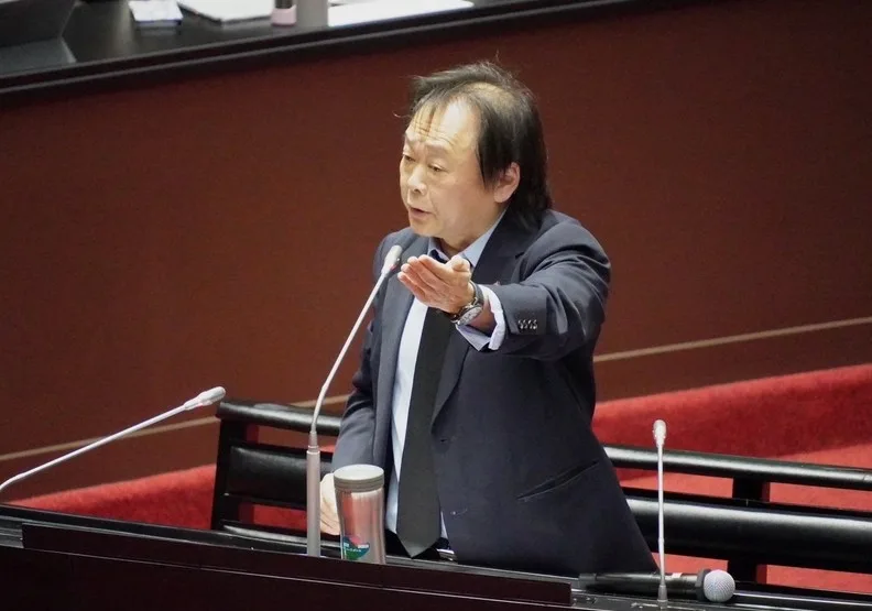王世堅質詢時的畫面被改編、二創為神曲《沒出息》，掀起兩岸現象級的潮流。王世堅