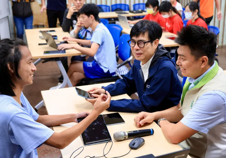  陳其邁市長重視高中半導體課程規劃，並實際至左營高中鼓勵學生踴躍學習。(高雄市政府教育局提供)