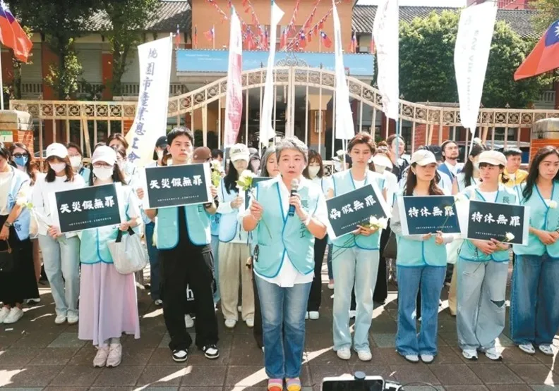桃園市空服員職業工會、長榮航空企業工會昨天到立法院前開記者會，怒斥長榮航空生病是明碼標價。取自聯合新聞網，曾吉松攝