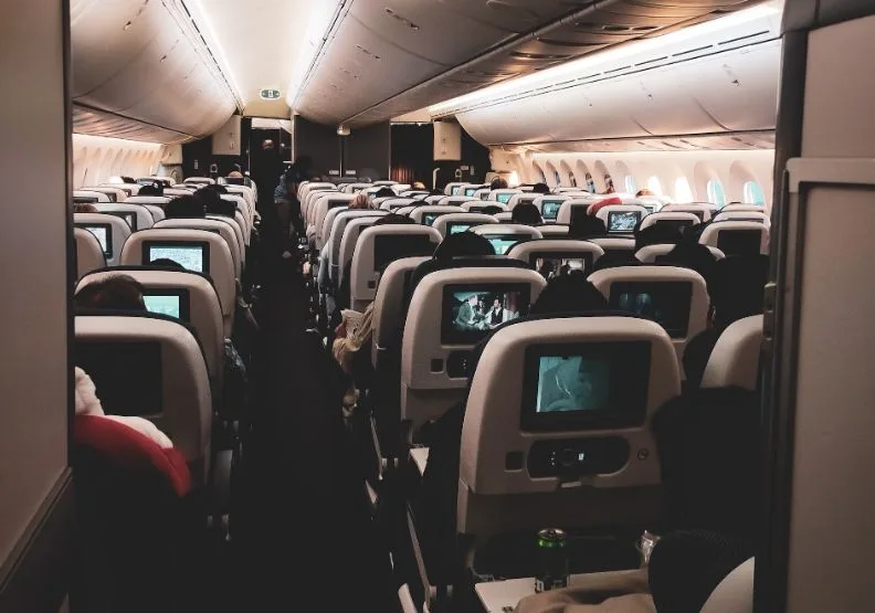 機上生病怎麼辦？醫師：黃金時間別錯過／僅為情境圖，取自unsplash