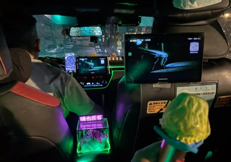 作者認為，坐計程車時，能高唱幾曲，比車上多了電扇、充電線等，來得更有行銷力。黃冠華提供