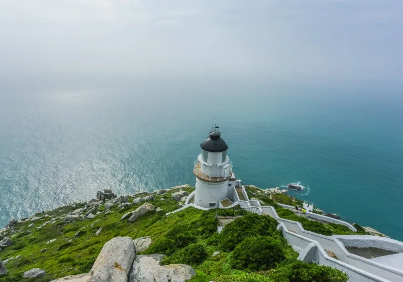 佇立百年的東引燈塔，見證海島時光，也是引領旅人走入慢城節奏的第一道光。