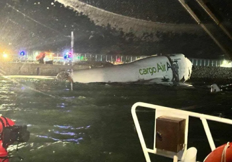 一架自杜拜起飛的阿聯酋貨機在香港國際機場降落時衝出跑道跌入海中。取自X@AirNavRadar