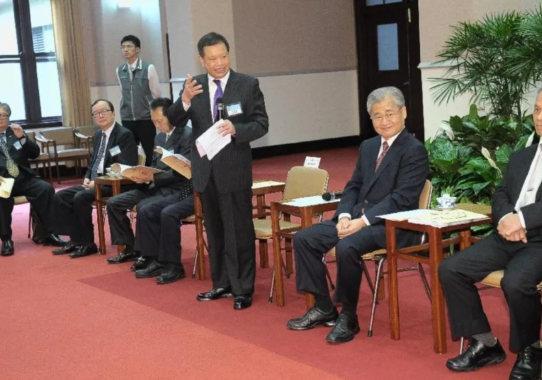 鎢鋼大王、春保森拉天時鎢鋼合金集團總裁廖萬隆（前方站立者）18日逝世。取自廖萬隆官方網站