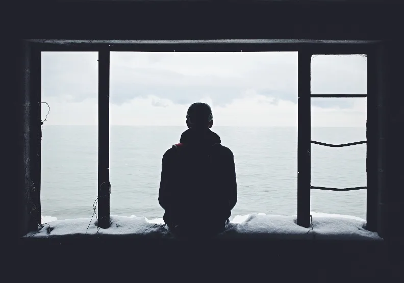即使大量員工使用AI，仍有52％的人感到中度或高度孤獨。unsplash by noahsilliman