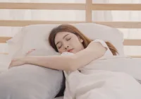 週末睡太多傷身？研究：適當補眠有助降低高血壓機率