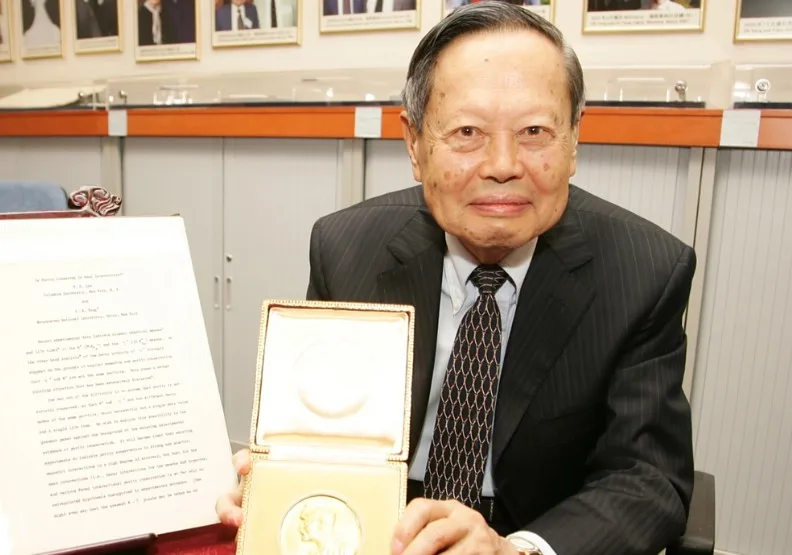 楊振寧103歲辭世，他代表的不僅是榮耀，更是中國知識與科學精神的重生。圖為楊振寧與諾貝爾獎章。取自百度百科