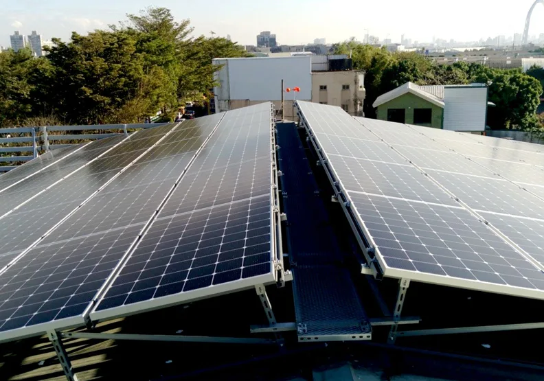 歐思佛生技廠房屋頂的太陽能板每年可發電約8.2萬度。