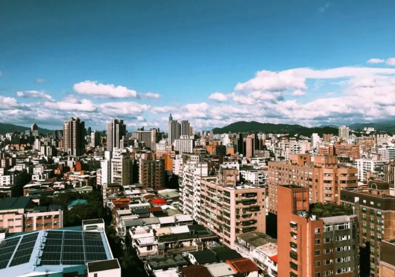 取投資房地產和股票是兩種常見的財富增值方式。取自Unsplash