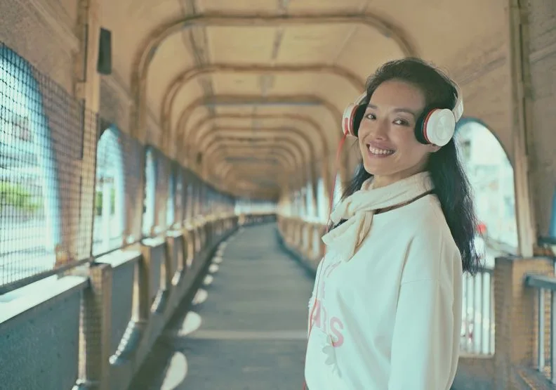 舒淇回到熟悉的「曼波橋」拍攝電影《女孩》，這是2001年侯孝賢導演《千禧曼波》的取景地。甲上