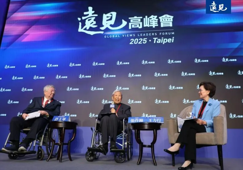 臺灣管理教育開創者許士軍（左起）、資深媒體人張作錦、遠見‧天下文化事業群發行人王力行，共同參與君子社會貢獻獎座談。張智傑攝
