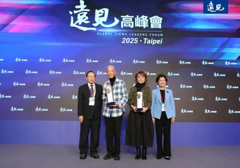君子藝術家獎得主、臺灣當代抽象藝術家江賢二（左二），以及君子公益家獎得主、公益平臺文化基金會董事長嚴長壽（由公益平臺文化基金會執行長蔡慈懿代領，右二），左一為遠見．天下文化事業群創辦人高希均，右一為遠見．天下文化事業群發行人王力行。張智傑攝
