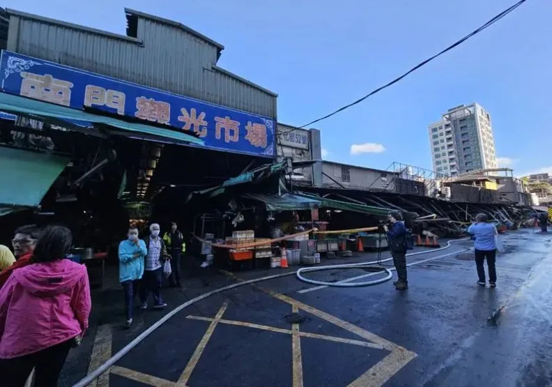 桃園市知名且歷史逾一甲子的南門市場昨深夜大火，市場大面積幾乎燒毀。取自聯合新聞網
