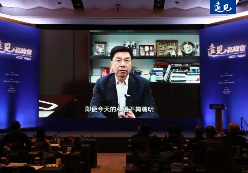 2025遠見高峰會6日邀請到《時代雜誌》評選全球百位最具影響力的AI專家李開復，以視訊方式演講。張智傑攝