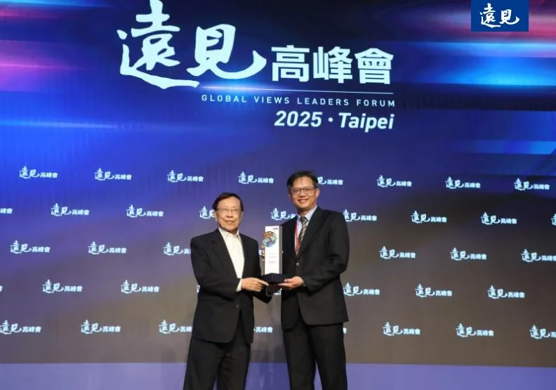 2025第23屆遠見高峰會終身成就獎由前經建會副主委葉萬安獲得，由其女婿黃健煌（右）代領，遠見．天下文化事業群創辦人高希均（左）擔任頒獎人。張智傑攝