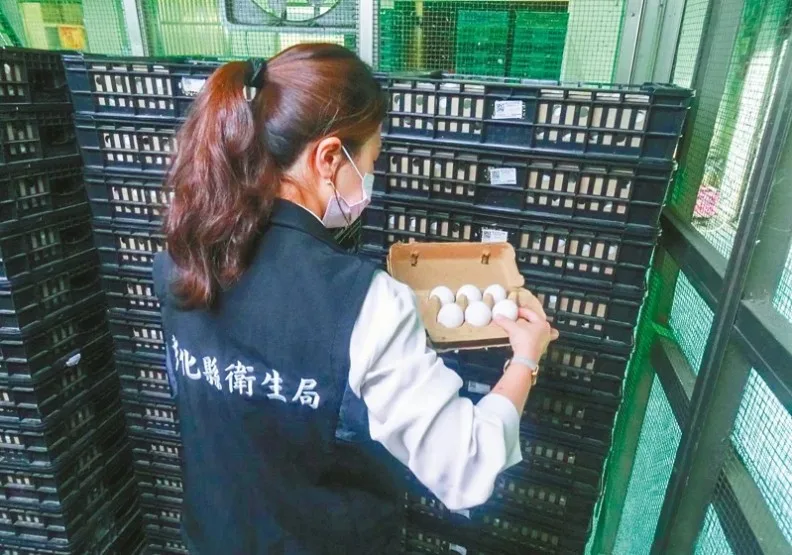 彰化縣文雅畜牧場出貨至鮮健洗選蛋場販售的「鮮健蛋品洗選蛋（白殼雞蛋）」檢出農藥「芬普尼」代謝物超標，已流向十縣市超市，衛生局緊急通知下架停售。取自聯合新聞網，彰化衛生局提供
