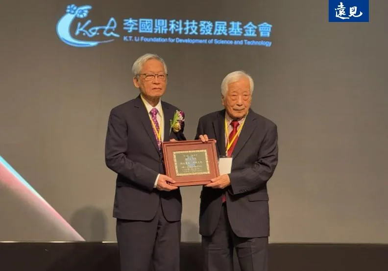 前工研院院長史欽泰（左）榮獲李國鼎獎項，由台灣大學經濟系名譽教授孫震（右）擔任頒獎人。盧佳柔攝