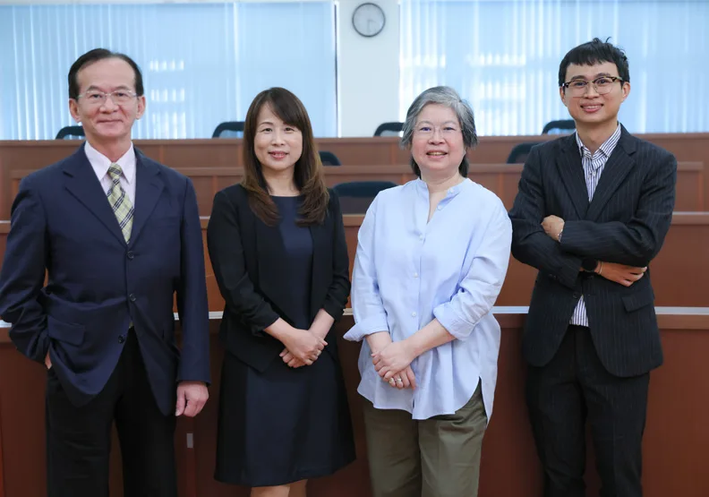 臺北大學畢業校友（左起）警政署刑事警察局警政監兼任詐欺犯罪防制中心主任張文源、台灣珊華科技副總經理曾淑玲、悠遊卡投控公司董事長陳淑娟、內政部統計處科長賴威宇