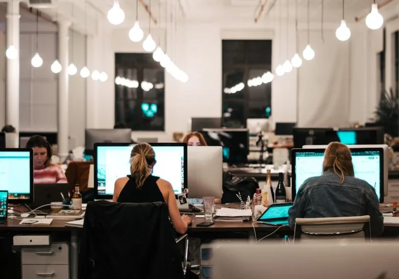 生成式AI快速改變企業運作方式。僅為情境配圖，Unsplash