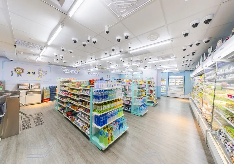 統一超最新未來超商X-STORE 9進駐中央大學，全店佈設超過140支攝影機和光學雷達，實現拿了就走無人商店體驗。統一超提供