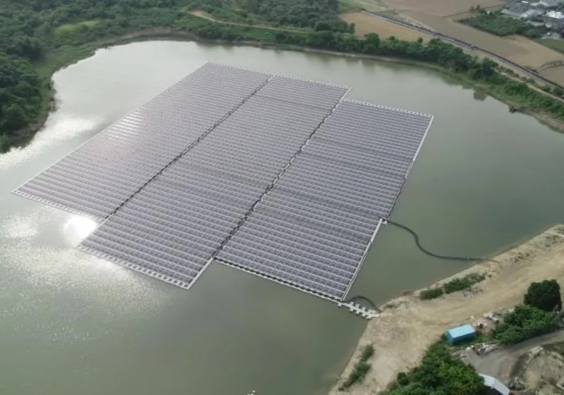 圖為烏山頭水庫太陽光電場。wikimedia commons by 臺南市政府
